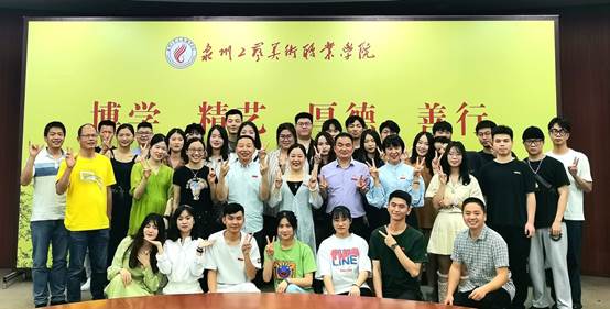 说明: E:\设计艺术系2016.9始\2022年春\2022届毕业生座谈会0601\合照1.jpg